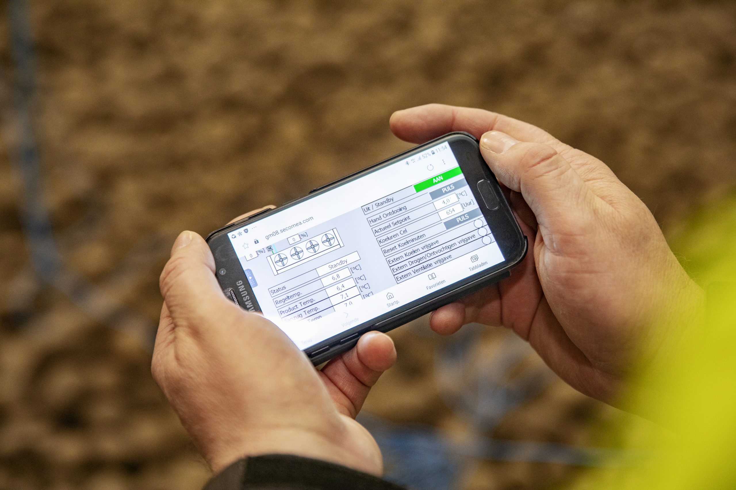 alle gegevens van de bewaring van agrarische producten in besturing van koelcel op een smartphone