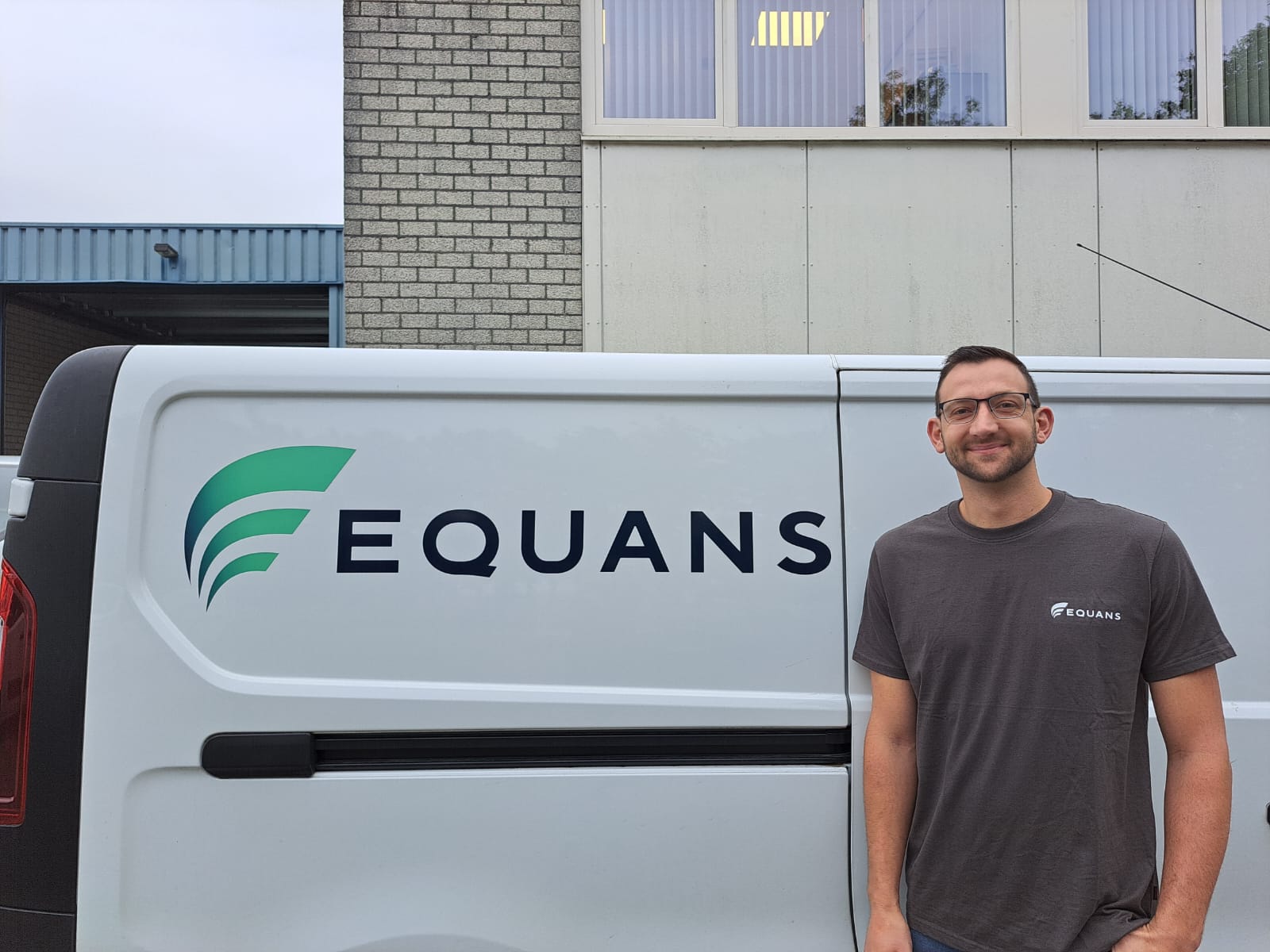 Onderhoudsmonteur Robert Swanepoel voor een bus van Equans Refrigeration