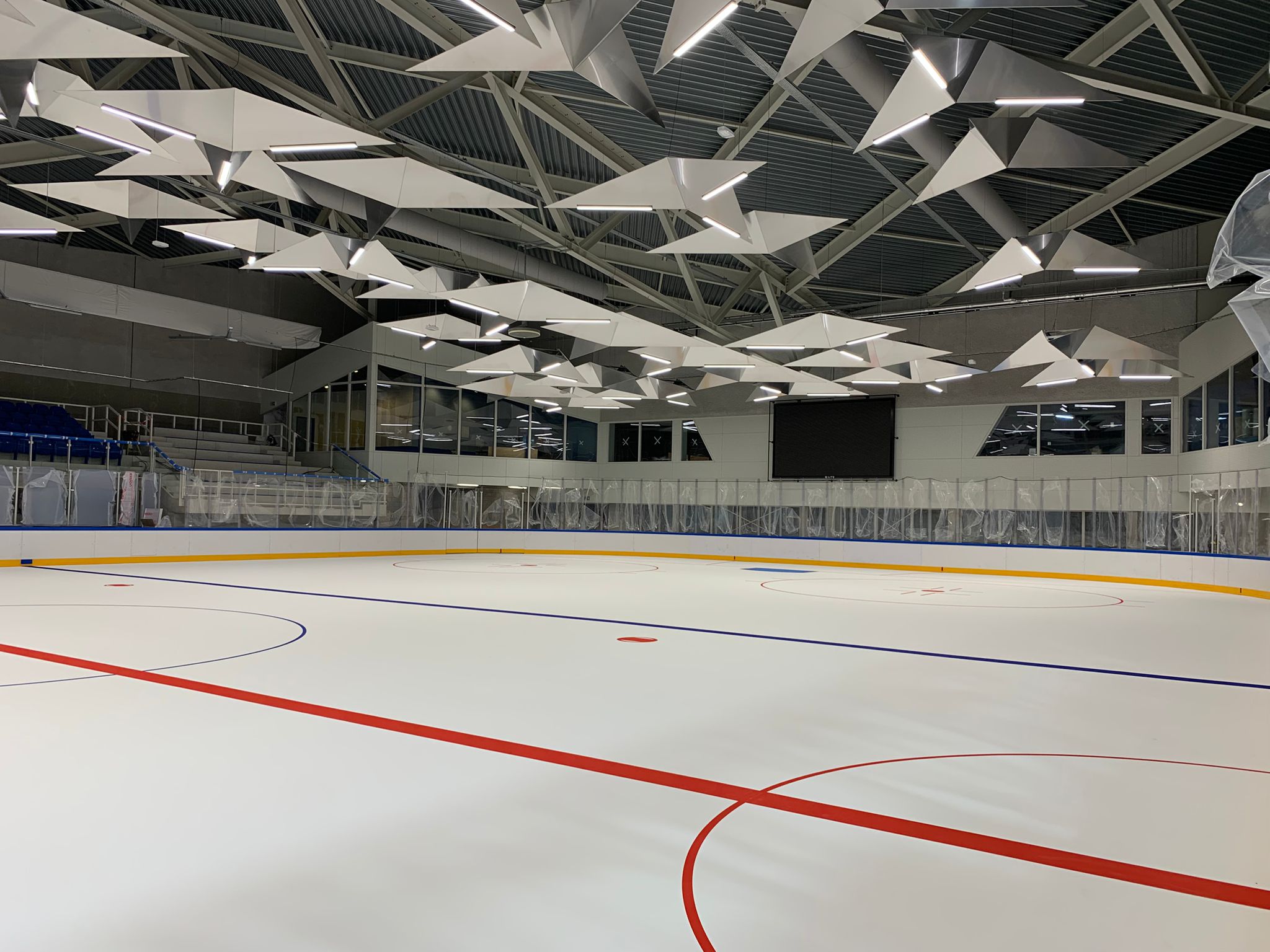 Foto van de ijshockeybaan in sportpark Glanerbrook. Op de net geschilderde vloer komt ijs.