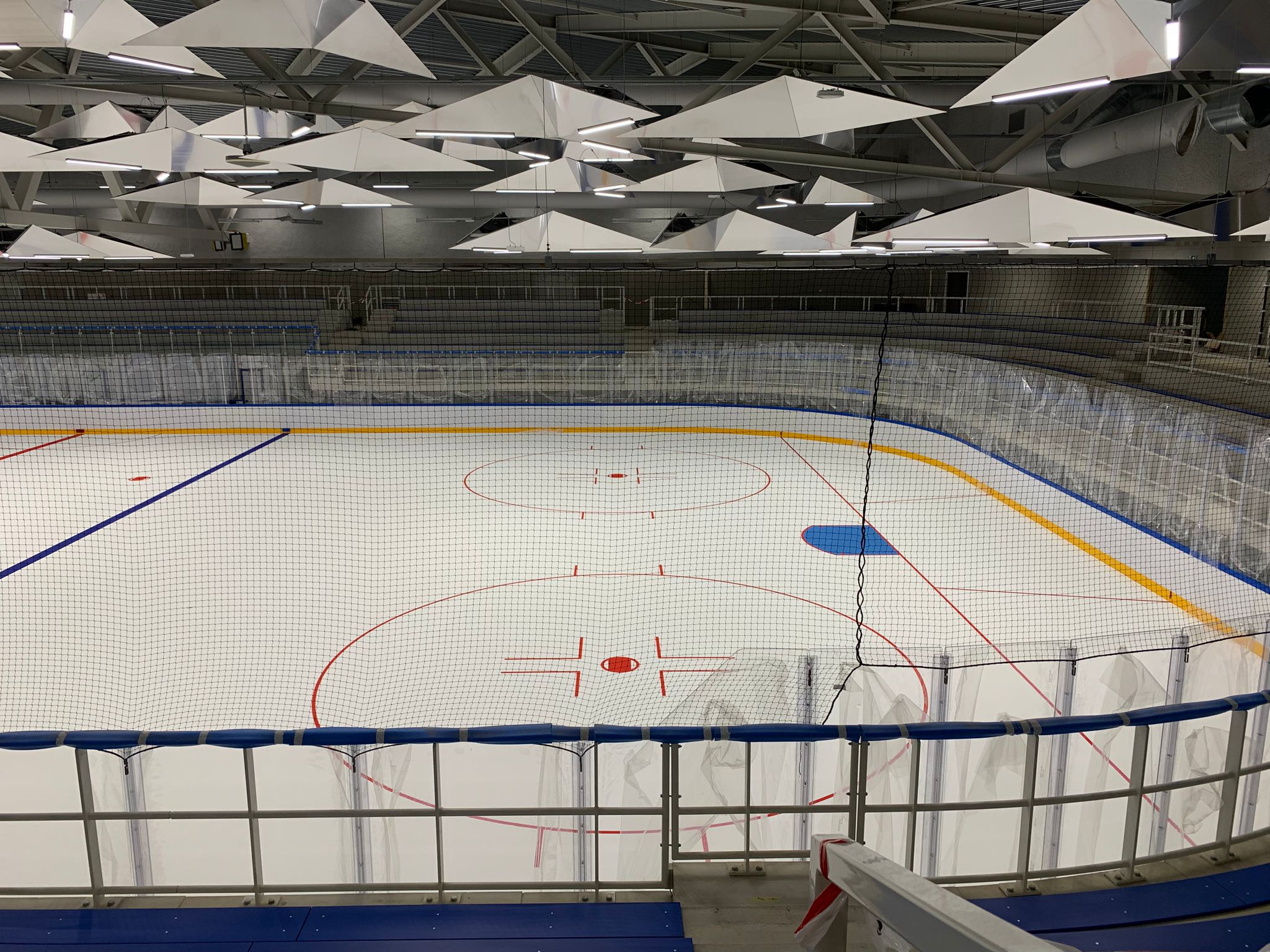 Foto van de netten rond het doel van de ijshockeybaan in sportpark Glanerbrook.